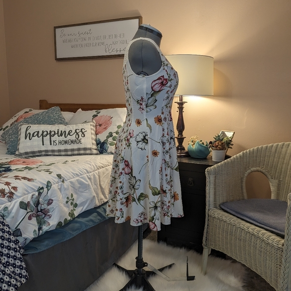 Julian Taylor size 8 White floral knee-length dress with lace neckline - Picture 6 of 7